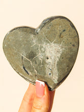 Load image into Gallery viewer, Uruguayan Amethyst Heart